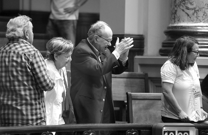 Niko Schvarz (c), ayer, durante un homenaje que le hizo el Senado. Foto: Federico Gutiérrez