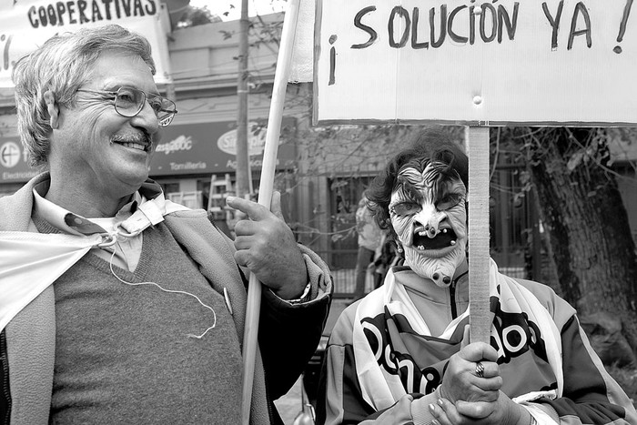 Cincuentones protestan frente al Club Progreso, ayer, durante el Consejo de Ministros. Foto: Pablo Vignali