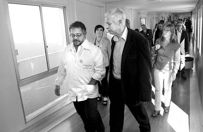 Jorge Basso (c), ministro de Salud, y Richard Tessier, director del hospital Doctor Raúl Amorín Cal, ayer, en Florida. Foto: Presidencia, s/d de autor