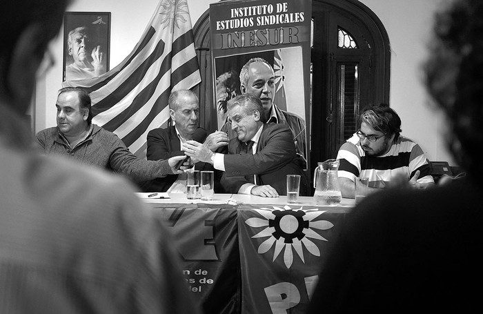 José López, Ernesto Murro, Alberto Scavarelli y Martín Pereira, ayer, en la sede de la Confederación de Organizaciones de Funcionarios del Estado. Foto: Pablo Vignali