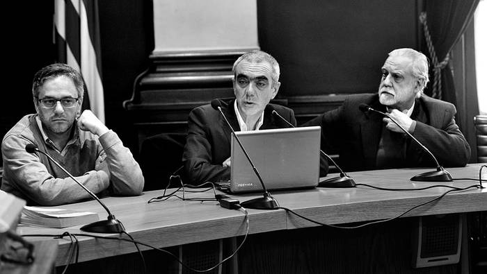 Rodrigo Arim, Andrés Blanco y Gonzalo Uriarte, durante el debate sobre renta básica, ayer, en la Universidad de la República. Foto: Federico Gutiérrez