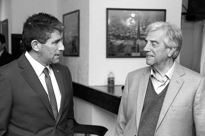 Raúl Sendic y Tabaré Vázquez, ayer, en la Base Aérea Nº 1, en Carrasco. Foto: Álvaro Salas, Presidencia 