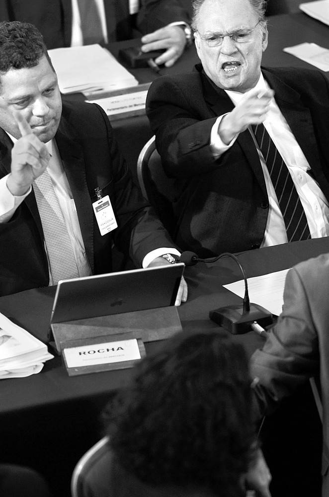 Los representantes brasileños Rocha (i), Roberto Freire (d) y Jean Wyllys (c), durante la sesión Ordinaria del Parlasur, ayer en la sede del Mercosur, en Montevideo. Foto: Pablo Vignali 