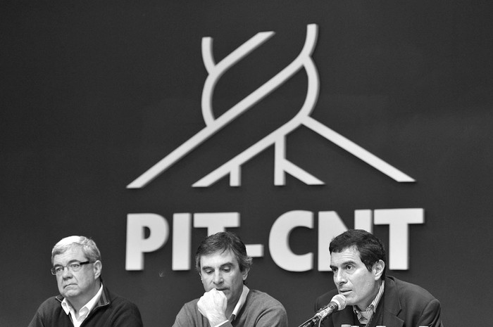 Milton Castellanos, Álvaro García y Fernando Vargas, en la mesa “El trabajo en Uruguay. Presente y futuro”, el 30 de junio, en la sede del PIT-CNT. Foto: Federico Gutiérrez