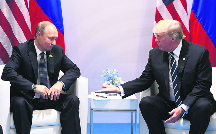 El presidente ruso, Vladimir Putin y el presidente de los Estados Unidos, Donald Trump, durante una reunión al margen de la Cumbre del G20, ayer, en Hamburgo, Alemania. Foto:Saul Loeb, AFP