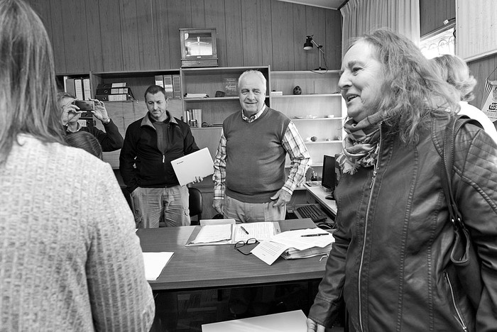 Víctor Rossi tras reunirse con cooperativistas de la localidad de Bañados de Medina, ayer, en Melo. Foto: Vicente Manuel Tort, Presidencia