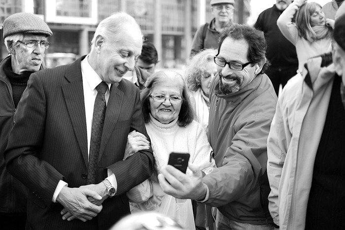 Gustavo Salle (i) durante la recolección de firmas contra la bancarización. Foto: Pablo Vignali (archivo, junio de 2017)