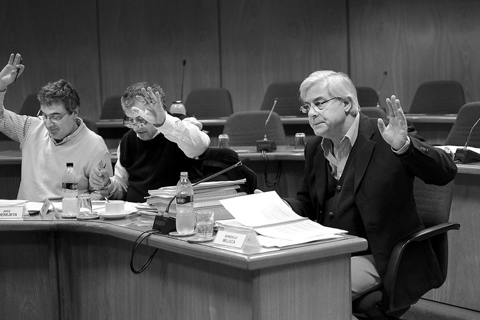 Gonzalo Mujica (d) durante la sesión de la Comisión de Presupuestos integrada con Hacienda de la Cámara de Diputados, ayer, en el edificio anexo del Palacio Legislativo. Foto: Pablo Vignali