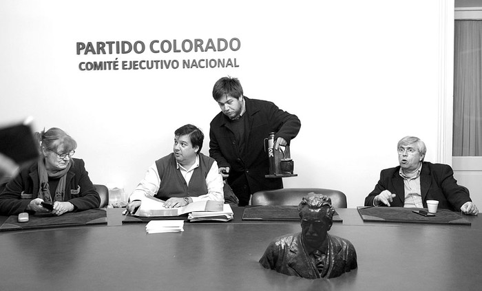 Consuelo Pérez, Adrian Peña, Maximiliano Campos y Tabaré Viera, ayer, en el Comité Ejecutivo Nacional del Partido Colorado. Foto: Andrés Cuenca