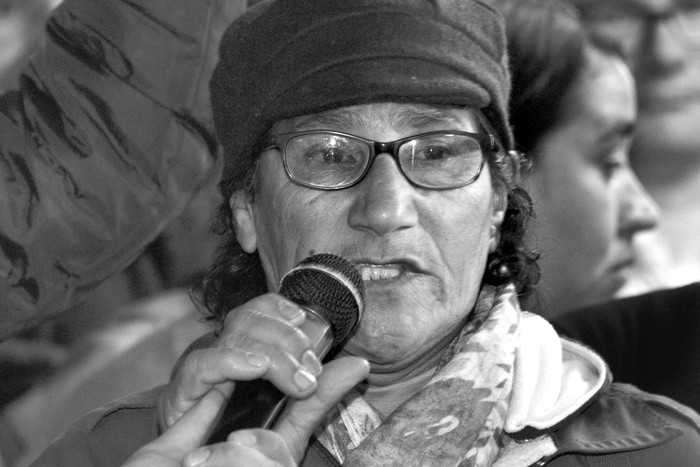 Una vecina le habla al presidente, en el marco del Consejo de Ministros, ayer, en Nuevo Berlín. Foto: Walter Paciello, Presidencia