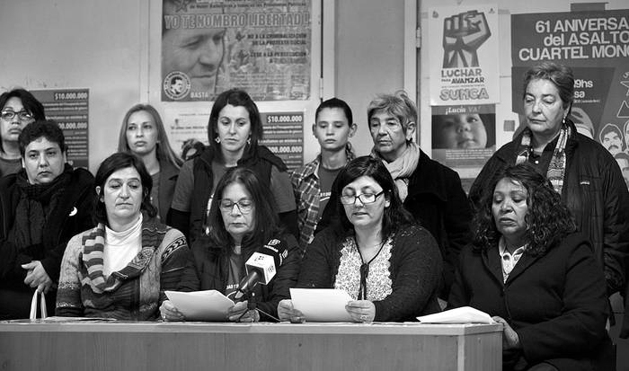En la mesa: Soledad González, Milagro Pau, Andrea Tuana y Alicia Esquivel, durante una conferencia de prensa de la Intersocial Feminista, ayer, en la sede del PIT-CNT. Foto: Federico Gutiérrez