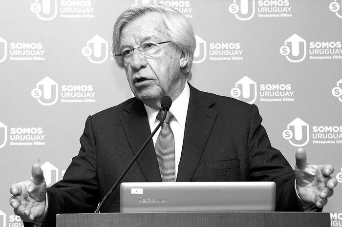 Danilo Astori, ministro de Economía y Finanzas, ayer, durante el desayuno de la revista Somos Uruguay. / foto: Álvaro Salas, Presidencia