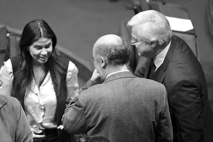 Verónica Alonso, Pablo Mieres y Gonzalo Mujica, ayer, en la Asamblea General. Foto: Federico Gutiérrez