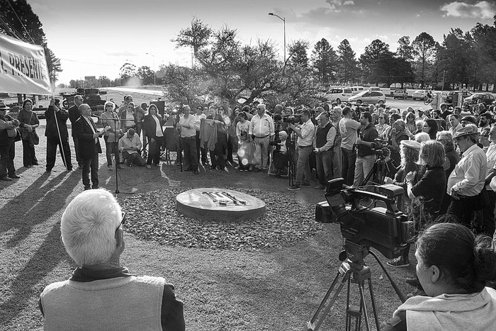 Colocación de una placa de la memoria, ayer, en el Batallón Nº 8 de Caballería de Melo, Cerro Largo. Foto: Josema Ciganda