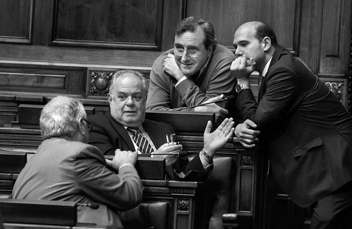 Gustavo Penadés, Jaime Trobo, Armando Castaingdebat y Martín Lema, durante el homenaje a Ernesto Che Guevara, ayer, en la Cámara de Diputados. Foto: Pablo Vignali