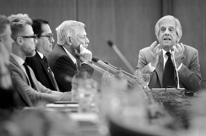 Conferencia de prensa de Tabaré Vázquez (d), sobre enfermedades no transmisibles, ayer, en la Torre Ejecutiva. Foto: Pablo Vignali