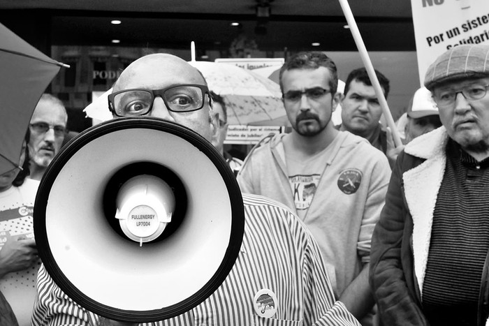 Marcelo Abdala participa en la concentración de los “cincuentones”, ayer, frente al edificio anexo del Palacio Legislativo. Foto: Federico Gutiérrez