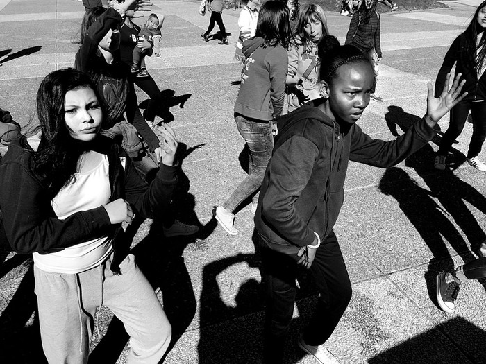 Actividad de escolares y liceales en el marco de la Conferencia Mundial sobre Enfermedades No Transmisibles, ayer, en la plaza Independencia. Foto: Iván Franco