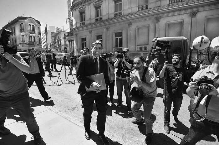 Raúl Sendic llega, ayer, al juzgado de la calle Bartolomé Mitre. Foto: Federico Gutiérrez