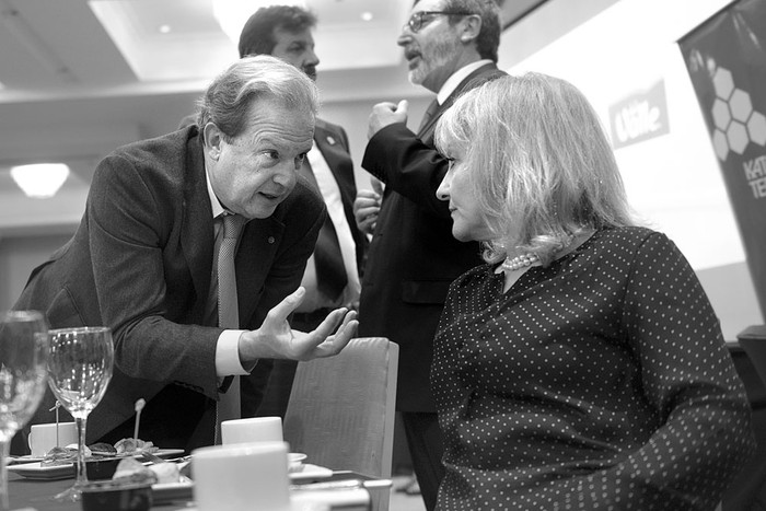 Washington Corallo, presidente de la Camara de Industrias del Uruguay, y Carolina Cosse, Ministra de Industria Energia y Mineria, ayer, durante un desayuno de trabajo organizado por Somos Uruguay. Foto: Andrés Cuenca