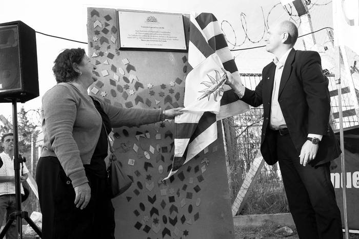 Irma Correa y Nicolás Pons en la inauguración de la placa de la memoria en la ex cárcel de La Tablada. Foto: Pablo Vignali (archivo, noviembre de 2017)