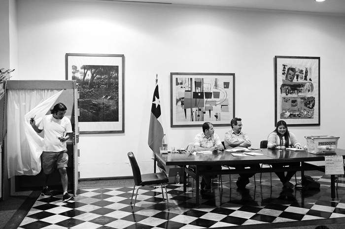 Votación de residentes chilenos en la embajada de Chile, ayer, en la Ciudad Vieja. Foto: Pablo Vignali