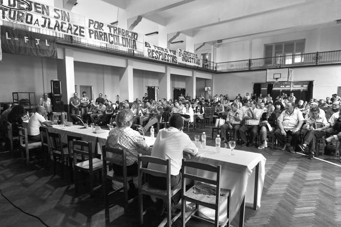 Asamblea de lacazinos para tratar las salidas laborales para la ciudad. Foto: Federico Gutiérrez (archivo, marzo de 2017)