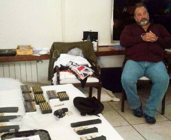 Marcelo Balcedo, el jueves, junto a las armas requisadas por Interpol. Foto: s/d de autor