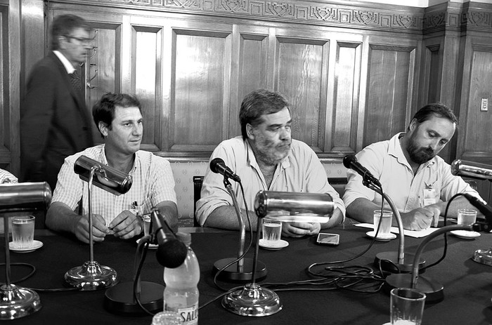Federico Holzmann, Marcelo Nougué y Álvaro Rivas, representantes del grupo Autoconvocados, ayer, en la Comisión de Ganadería del Senado. Foto: Alessandro Maradei