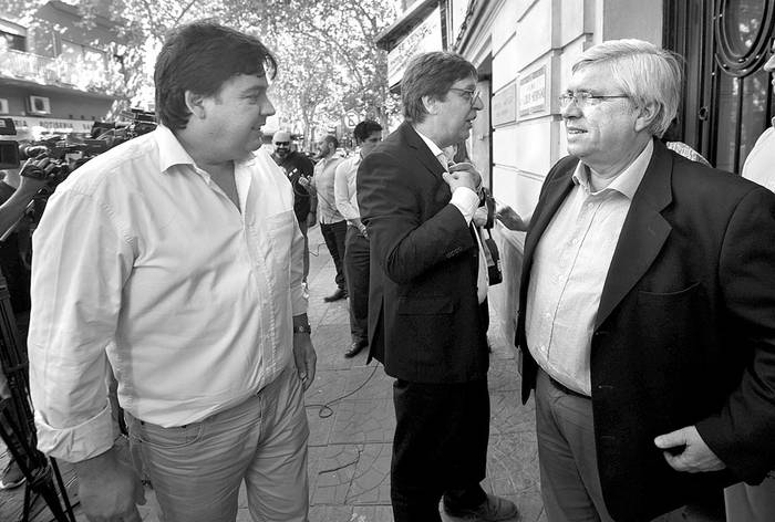 Adrian Peña, Javier Miranda y Tabaré Viera, luego de la reunión en la sede del Frente Amplio. Foto: Federico Gutiérrez