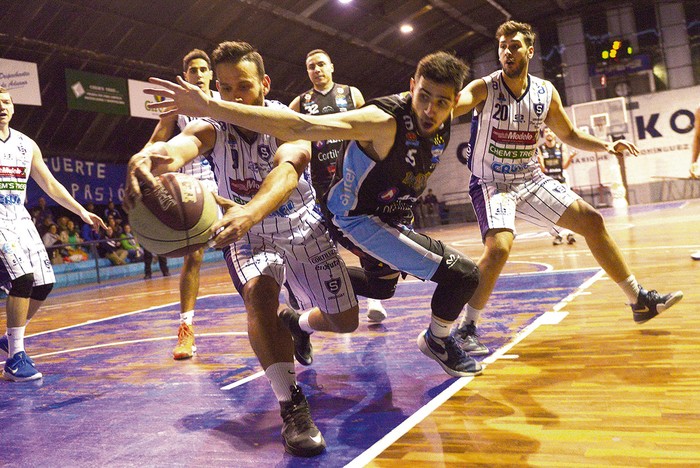 Gastón Cavalli de Stocolmo, y Diego Djellatian, de Cordón, ayer, en cancha de Stocolmo.
 · Foto: Andrés Cuenca