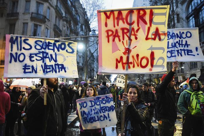 Marcha por aumento salarial a los docentes, y contra los recortes presupuestarios en las universidades públicas, ayer, en Buenos Aires. · Foto: Eitan Abramovich