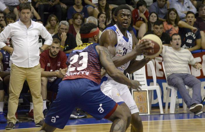 Malvín y Goes, por la Liga Uruguaya de Basquetbol. · Foto: Alessandro Maradei