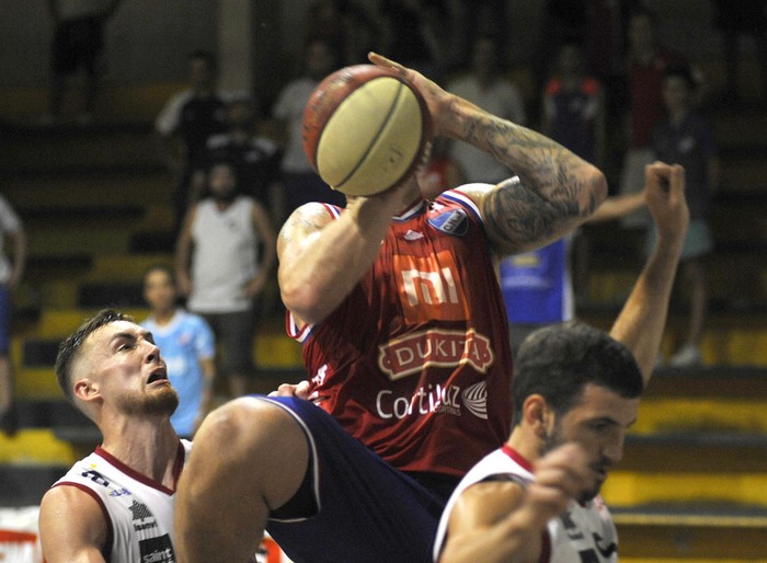 Olimpia y Nacional en la cancha de Larre Borges. · Foto: Federico Gutiérrez