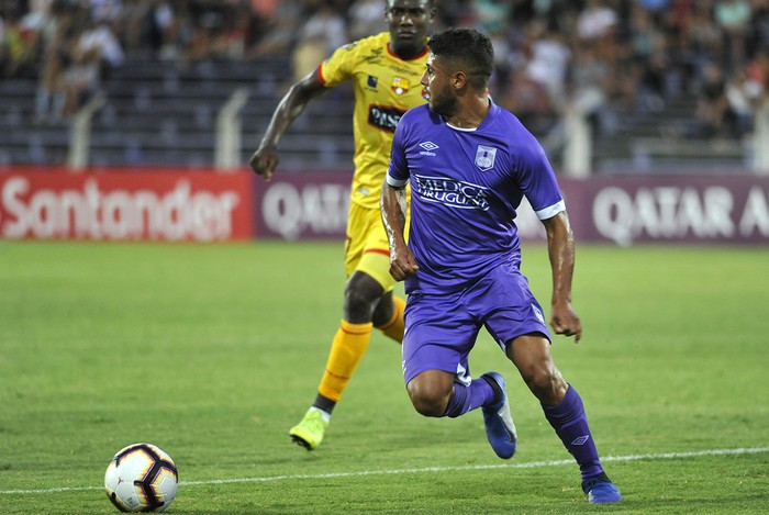 Martín Correa, de Defensor Sporting, durante el partido con Barcelona de Guayaquil, en el estadio Franzini. · Foto: Federico Gutiérrez