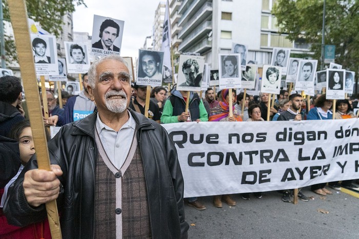 Óscar Urtasun, de Madres y Familiares de Detenidos Desparecidos, ayer, en el acto de la Plaza Libertad. · Foto: Mariana Greif