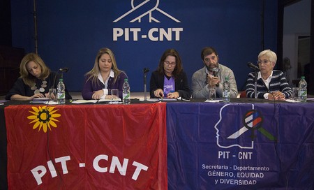 Mónica Bottero, Susana Pecoy, Milagro Pau, Fernando Pereira y Graciela Villar, ayer, en el PIT CNT. Mónica Bottero, Susana Pecoy, Milagro Pau, Fernando Pereira y Graciela Villar, ayer, en el PIT CNT.