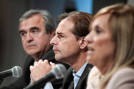 Jorge Larrañaga, Luis Lacalle Pou y Beatriz Argimón (archivo, octubre de 2019).
· Foto: Javier Calvelo, adhocFOTOS Jorge Larrañaga, Luis Lacalle Pou y Beatriz Argimón (archivo, octubre de 2019).
· Foto: Javier Calvelo, adhocFOTOS