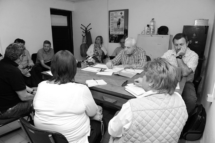  Victor Rossi reunido con vecinos, ayer en Minas. / Foto: Vicente Manuel Tort, Presidencia