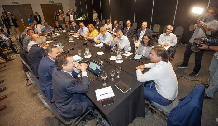 Luis Lacalle Pou reunido con su gabinete, ayer, en el Hotel Esplendor. · Foto: Federico Gutiérrez