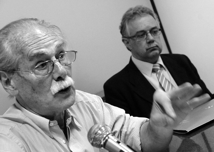 Julián González y Jorge Menéndez, durante el 37° Foro de Debates “Defensa Nacional: cuestiones pendientes y nuevos desafíos”, ayer,
en la Fundación Vivian Trías · Foto: Victoria Rodríguez