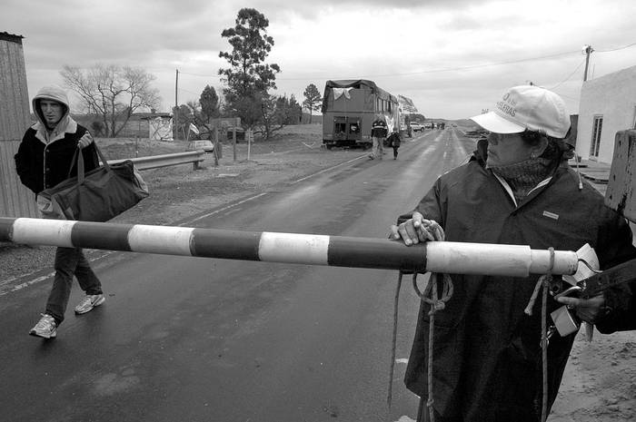 Corte de ruta de la Asamblea Ambiental de Gualeguaychú en Arroyo Verde a pocos kilómetros del puente internacional General Artigas que une Fray Bentos con esta zona de la provincia de Entre Ríos. (archivo, julio de 2007) · Foto: Sandro Pereyra