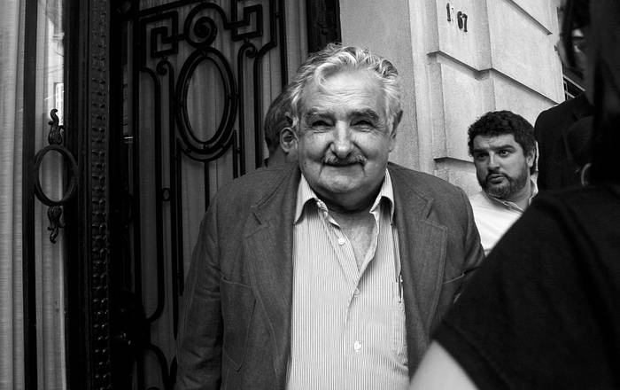 José Mujica se retira de la sede del Frente Amplio, tras la reunión con el intendente de Montevideo, Ricardo Ehrlich.  · Foto: Victoria Rodríguez