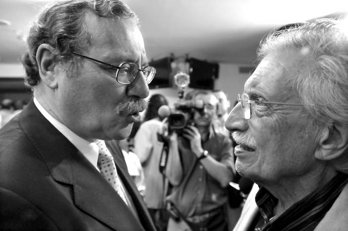 Ricardo Ehrlich y Mariano Arana, en el acto de comienzo de la transición de gobierno en la Torre Ejecutiva. (archivo, diciembre de 2009) · Foto: Javier Calvelo