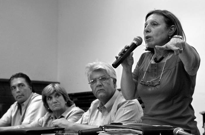 Ana Olivera, habla en la convención departamental de Frente Amplio, tras ser proclamada candidata a la intendencia municipal de Montevideo · Foto: Agustín Fernández