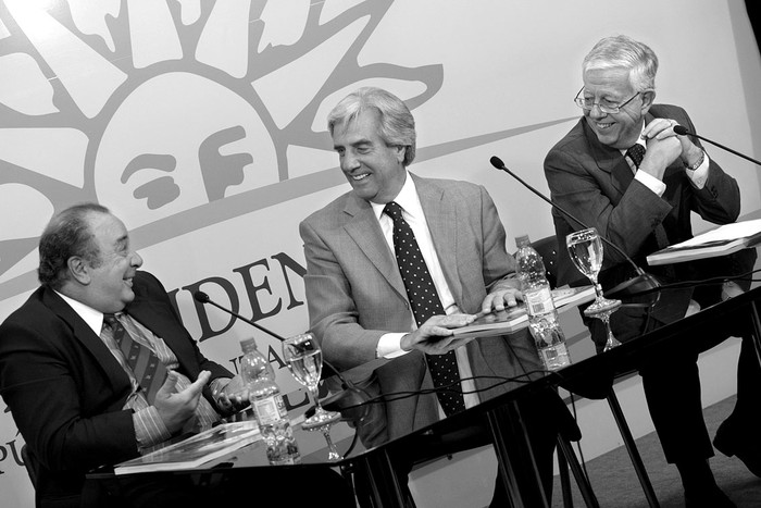 Gonzalo Fernández, Tabaré Vázquez y José Luis Veiga, ayer, durante la presentación del libro · Foto: Agustín Fernández