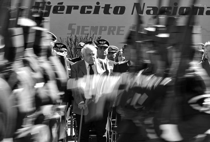 El ministro de Defensa, Eleuterio Fernández Huidobro, durante la ceremonia de asunción de Pedro Aguerre
como comandante del Ejército. (archivo, octubre de 2011) · Foto: Javier Calvelo