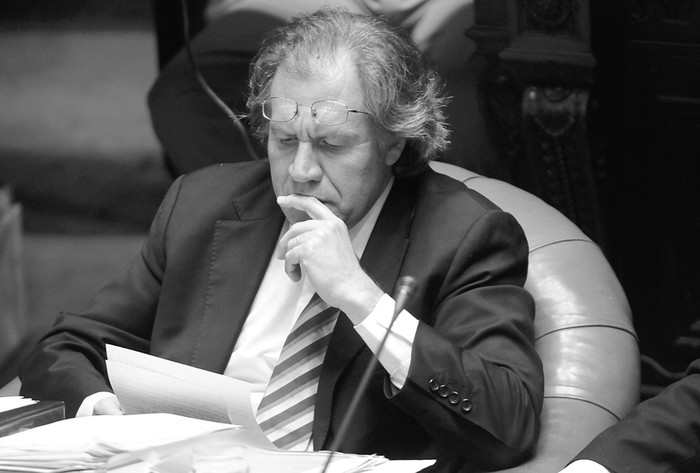 El canciller Luis Almagro durante la interpelación que le realizara el Partido Nacional sobre su participación en la crisis del Mercosur y
Paraguay.  (archivo, julio de 2012 · Foto: Sandro Pereyra