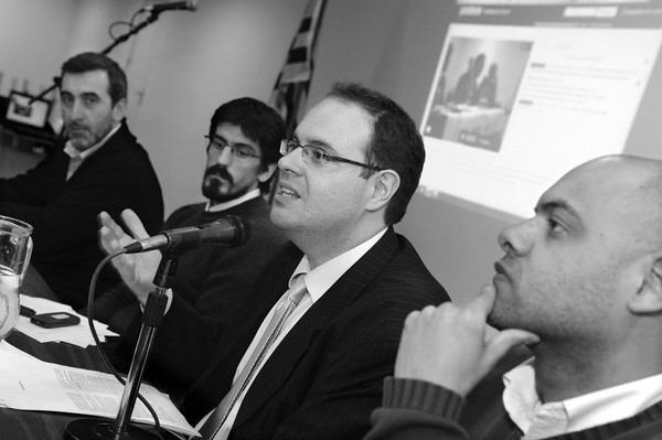 Edison Lanza, Pablo Álvarez, Guilherme Canela y Daniel Lema, ayer, en la sede de la Asociación de la Prensa Uruguaya (APU). · Foto: Nicolás Celaya