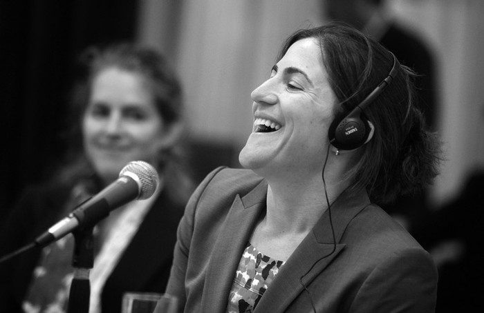 Tamar Todd y Hannah Hetzer, ayer, en el edificio José Gervasio Artigas en plaza Independencia. · Foto: Pedro Rincón